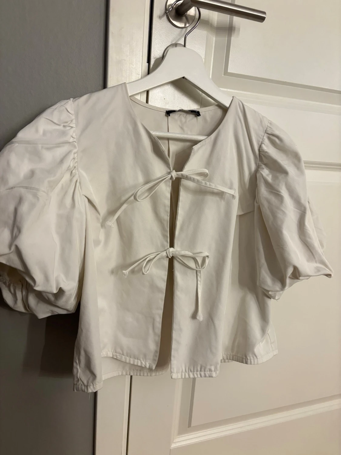 Blus med rosetter från Gina Tricot  - 3