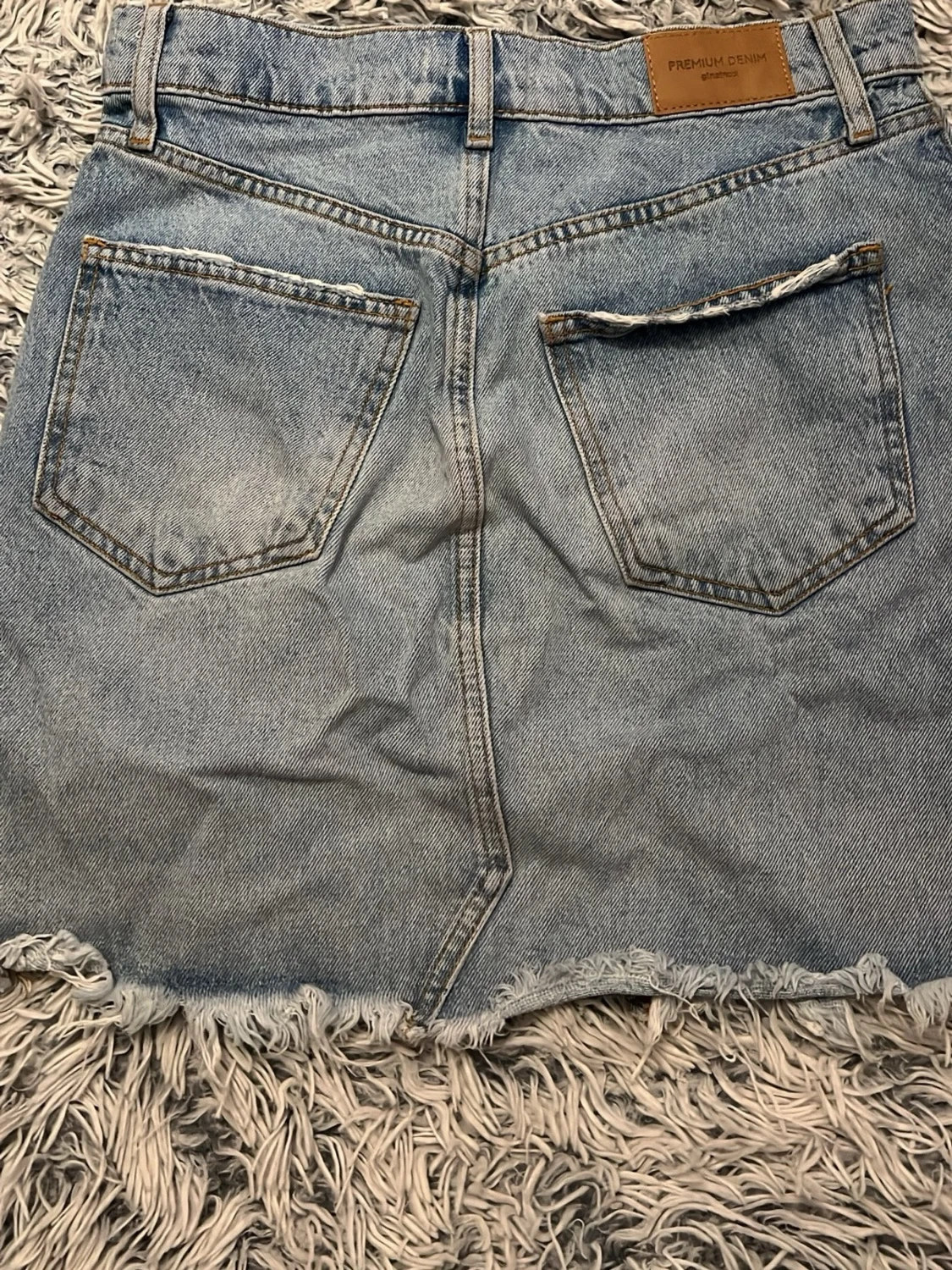 Ljusblå jeanskjol med fransig kant - 1