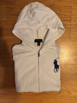 Ralph Lauren Big Ponny Zip - Säljer just nu den här riktigt feta Ralph Lauren zipen som passar perfekt inför vintern❄️⛄️|| Storlek: S/M. || Skick: 9,6/10. || Hör gärna av dig vid minsta fundering🙌🙌