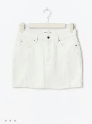 Vit jeanskjol - Säljer en vit jeanskjol från Ginatricot!