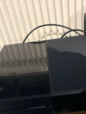 Xbox One med 2 handkontroller och 5 spel - Säljer en Xbox One i fint skick med två trådlösa handkontroller. Inkluderar fem populära spel: Halo, Tony Hawk's Pro Skater 1+2, Destiny, Call of Duty: Ghosts och Batman: Arkham Knight. Perfekt för spelkvällar och underhållning hemma.