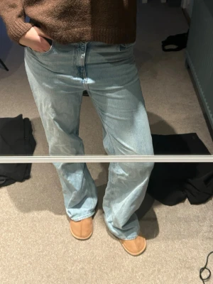 Ljusblåa raka jeans - Säljer ett par ljusblå jeans med rak och baggy passform !!💓