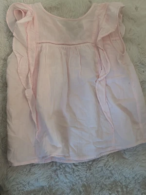 Rosa blus  - En rosa blus ifrån Kappahl, lite skrynklig men går att rätta ut, jätte fin blus som passar till allt🥰