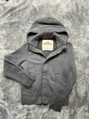 Hollister hoodie - Säljer denna sällsynta och mycket eftertraktade Hollister hoodie | Storlek S | Skick 9/10 | Vid eventuella frågor hör gärna av dig och erbjuder bra pris vid köp av bundle 😁✅
