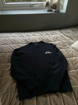 Stickad j Lindeberg tröja - Stickad j Lindeberg tröja mörkblå. I nyskick, inga deffekter. Skriv gärna för mer info eller bilder.