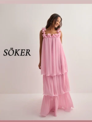 Nelly Ljusrosa volangklänning SÖKER - OBS!!! SÖKER denna klänning i storlek S! Hör jätte gärna av dig om du vill sälja