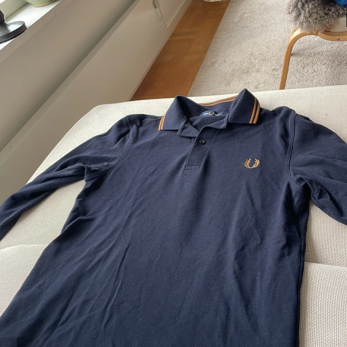 Mörkblå långärmad piké Fred Perry XS passar bra i S