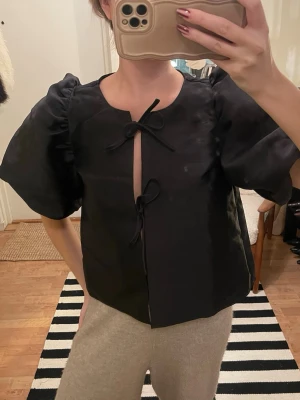 Puff topp gina - Puff topp från Gina i storlek m! Obs fläckar på spegeln ej på blusen, den är i mycket bra skick! 