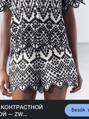 Svarta och vita broderade shorts Zara - PRISLAPP KVAR! NYPRIS  399kr Unika shorts från Zara i svartvitt med broderat geometriskt och prickigt mönster. De har scallop-kant nertill och är högmidjade med loose fit. Materialet känns som bomull och ger en lyxig känsla. Perfekta för sommarens alla tillfällen.