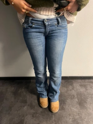 Blå bootcut jeans med låg midja - Säljer ett par ljusblå diesel jeans med bootcut-modell och låg.
