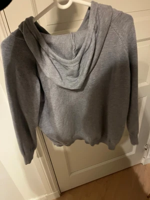 Grå merinoulls hoodie XS - Grå merinoulls hoodie i xs som är både skön och snygg, hör av dig om du har några frågor