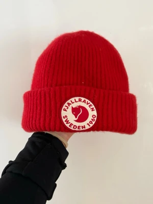 Fjällräven kånken mössa - Nästan ny, har inte använt så mycket som jag tänkt ❤️❤️❤️ ge den lite ny kärlek! Varm och har merinoull i 