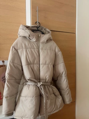 Beige vinterjacka - Beige vinterjacka från Nelly, kan behöva en tvätt annars i jättebra skick! 