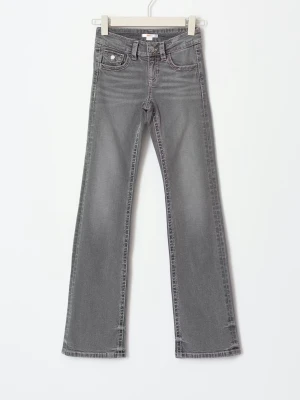 Grå bootcut jeans med broderade fickor - Gråa Gina jeans med mönster på fickor för korta för mig därför säljs de, de är low waist med utsvängda ben strl 152!!🫶🏻