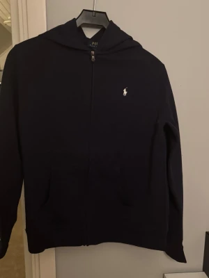 Ralph lauren zip hoodie - Säljer denna med bra skick inte mycket använd, XL barnstorlek , passar mig som vanligtvis använder S/M❣️