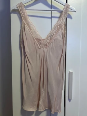 Ljusrosa linne - Fint ljusrosa linne med spetts! Storlek står inte men skulle säga M 🩷