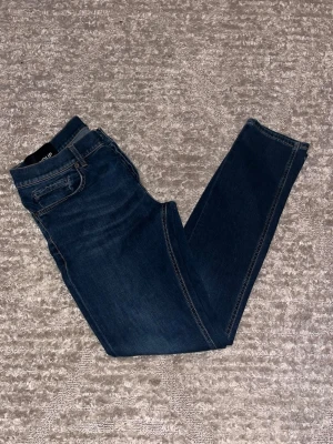 Dondup George  - Hej jag säljer ett par Dondup George i nyaste modellen. Jeansen i riktigt snygg marinblå färg perfekt för dig som vill ha ett par kvalitetsjeans med grym passform. Nypris ≈4000kr, mitt pris 799kr.  Skick: 9/10 Storlek: W34 Midja: 42cm Lår: 24cm Ytterlängd: 105cm Innerlängd: 80cm  Skriv gärna om du vill ha fler bilder eller har frågor!