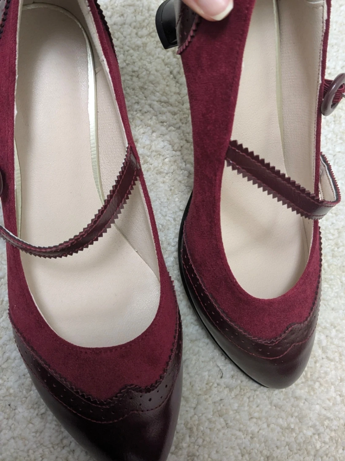 Vinröda Mary Jane pumps med mockadetaljer - 5