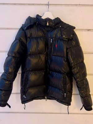 Ralph lauren jacka - Säljer nu denna riktigt snygga ralph lauren jacka i storlek M. Den är använd i 1-2 veckor så skicket är mer eller mindre nyskick. Den är självklart äkta och kvitto finns! Skriv vid frågor eller bilder.