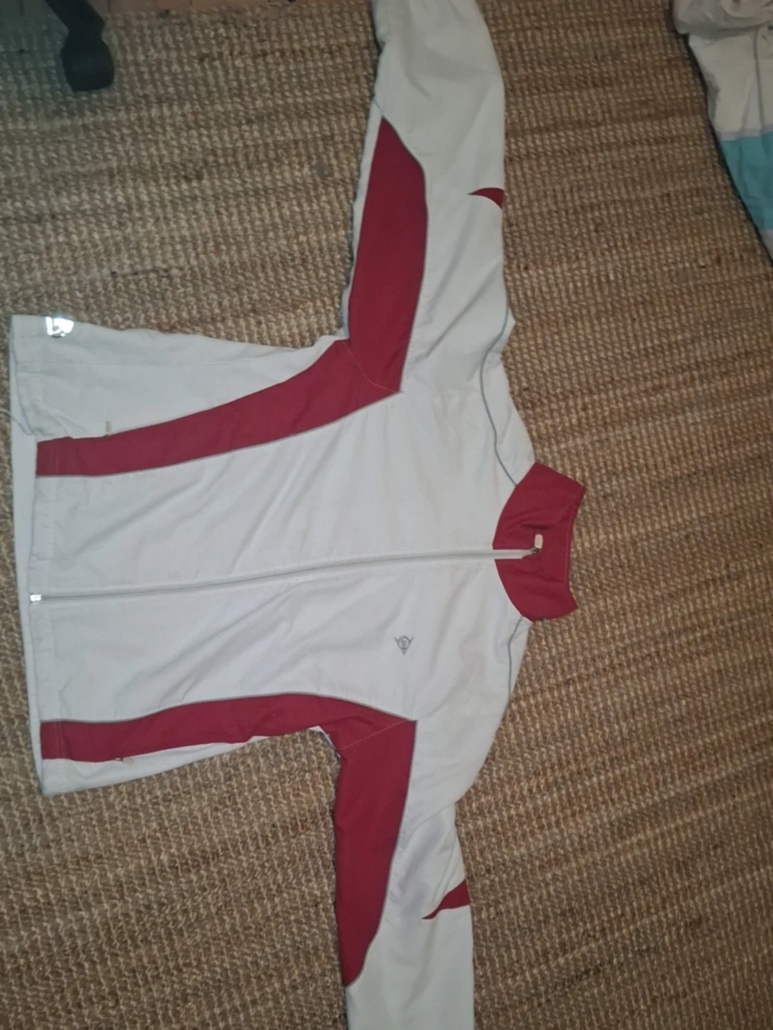 Vit och röd vindjacka