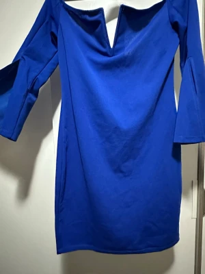 En kortklänning - En kort klänning.användes några gånger.