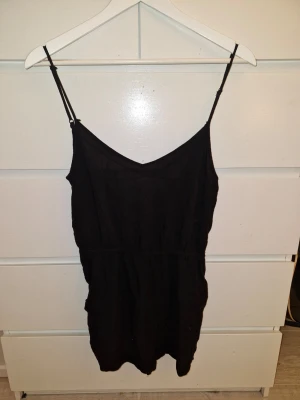 Svart playsuit från H&M  - En fin playsuit från H&M i storlek 38. Jättemjukt material som är jätteskönt. Köpt för ca 300 kr. I bra skick. Skriv privat vid intresse eller använd köp nu💗