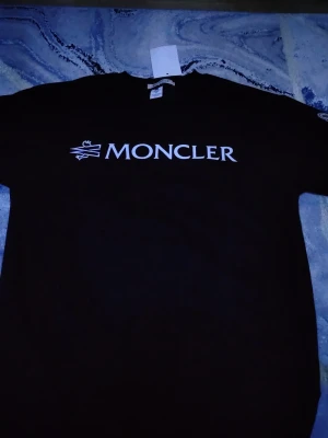 Svart Moncler tröja - Vi kan diskutera om priset 