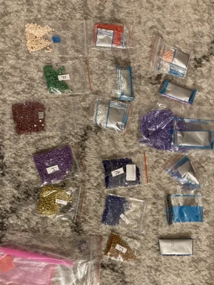 Diamond painting kit med jultema - Säljer ett komplett diamond painting kit med motiv av tomte i släde under fullmåne. Kitet innehåller canvas, pärlor i olika färger och verktyg. Perfekt för dig som gillar pyssel och vill skapa en julig tavla med mycket detaljer och färg. Dock är den påbörjad i ena hörnan.