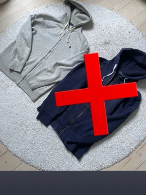 2 Ralph Hoodies - Säljer två Riktigt snygga Ralph Lauren Hoodies. Mer information finns på min sida, passa på att skapa bundle och kolla in alla andra plagg!😃 