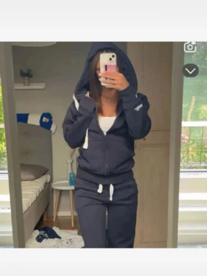 Russemerch zip hoodie - Säljer denna jättefina populära zip hoodie från russemerch!