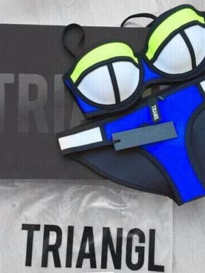 Triangl bikini sett  - Går inte att köpa ny, otroligt eftertraktad och aldrig använd. Kan bytas mot samma modell fast rosa, bara att höra av er. Överdelen storlek XS underdelen storlek M men sitter som XS-S
