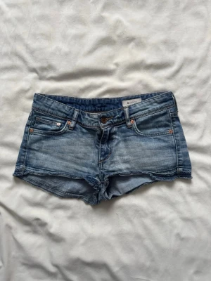 Lågmidjade jeansshorts  - Blå lågmidjade jeansshorts i storlek xs! 