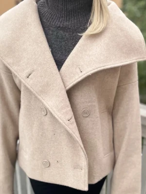 Beige kappa - Säljer min beiga kapp från nakd som ej kommer till andvändning. Den köptes på plick (hennes gamla bilder) för 900 men den har blivit lite noprig, skriv för fler bilder💘💘