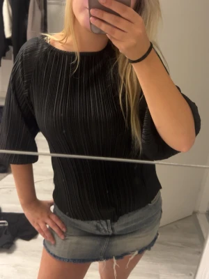 Svart plisserad topp - Superfin topp som är helt ny och oanvänd. Storlek XS. Passar även S. Perfekt för båda fest och vardag!💕nypris 500