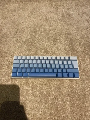 Gaming Tangentbord  - Säljer nu mitt nästan helt nya Tangentbord, Man får med orginal kartong med. Innan var knapparna vita men byte till ljus blått och blått som man ser på bilden.