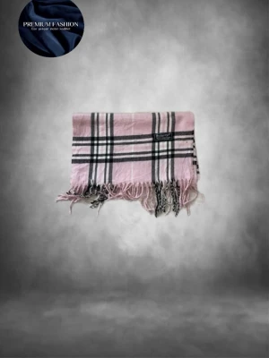 Burberry scarf - Tja! Säljer en snygg halsduk ifrån burberry i rosa färg med snygga mönster! Den är gjord i 100% lamull och är väldigt skön och snygg att ha på sig🤗skicket är 10/10 och inga defekter🤩har du någon fråga är de bara att höra av sig!🙌🏼mvh premium fashion