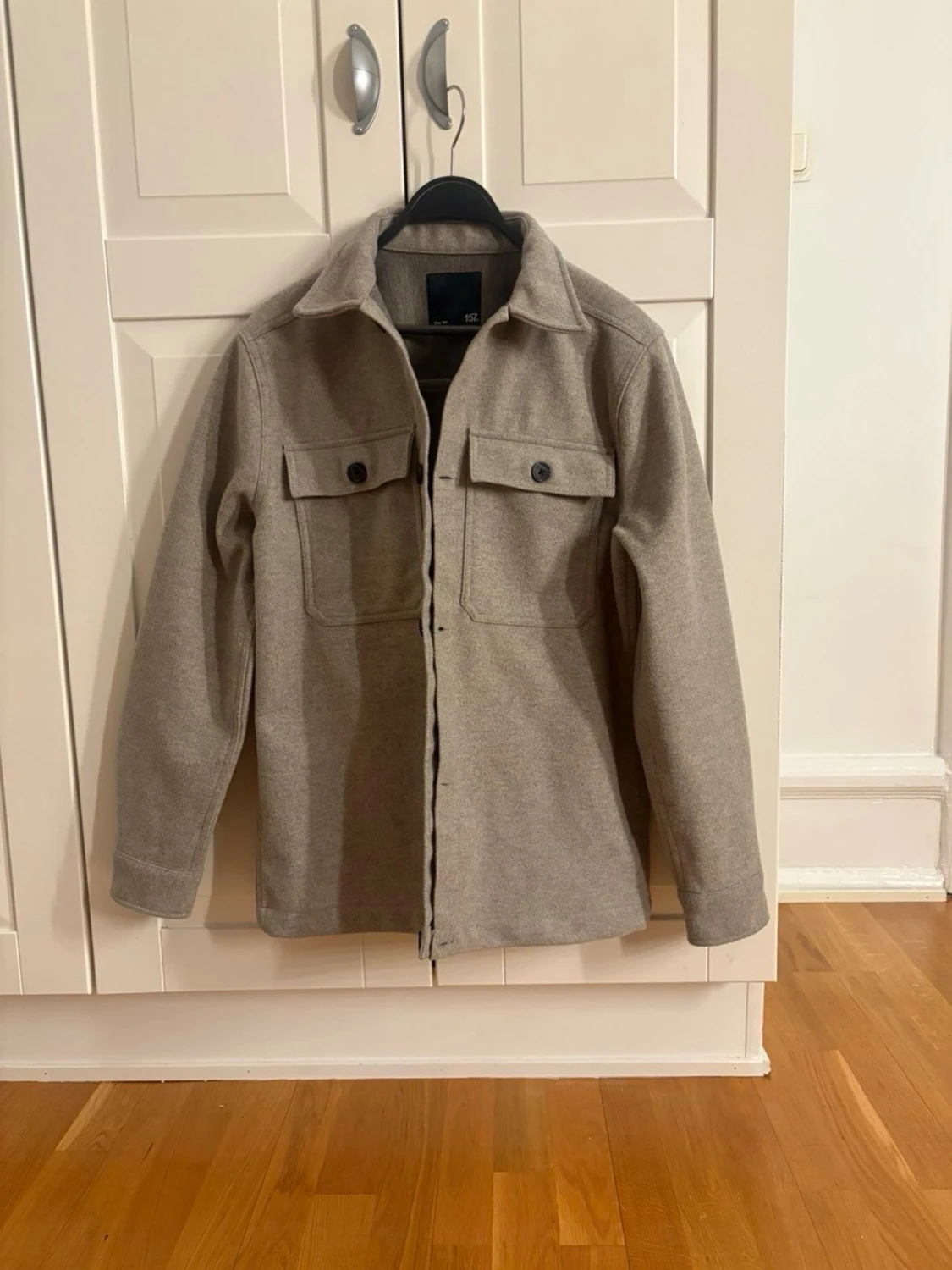 Beige overshirt med fickor