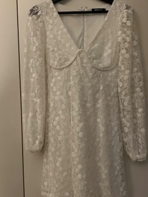 Vit klänning - Söt klänning från Gina, perfekt till studenten, storlek 32 men passar 34
