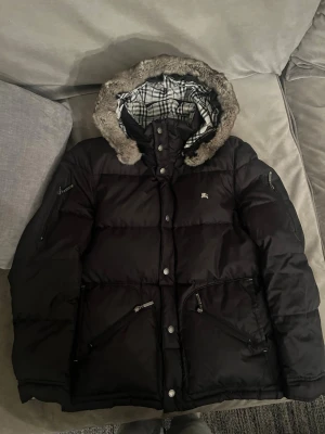 Burberry puffer black label 2009 Japan exclusive - Storleks guide eftersom varan kommer utomlands och storleken kan variera: längd: 63cm axel till axel: 45cm ärmar: 60cm armhåla till armhåla: 50cm. Pm för mer info