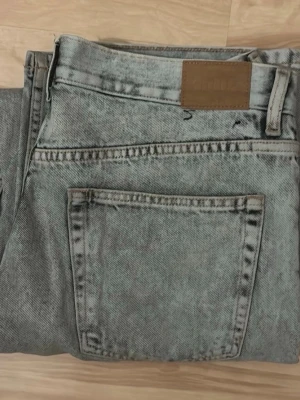 Weekday Galaxy - Storleken är 33w 32l