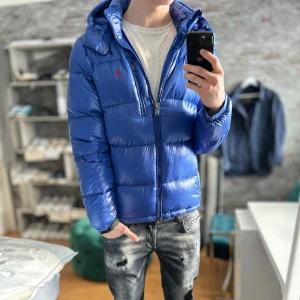 Ralph lauren jacka - Mycket bra skick, inga defekter som ny typ! Storlek M sitter som M  och passar dig som är mellan 180-190cm ungefär. Nypris ca 6000kr. Modellen är 185 cm, 75kg. Passar bra nu till kallare dagar! Skriv för mer information!🤝