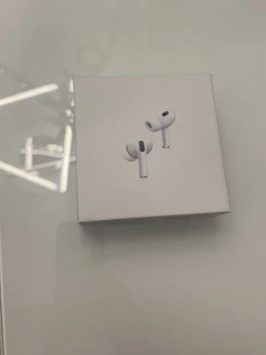 Trådlösa Hörlurar  - Säljer ett par trådlösa hörlurar i mycket fint skick, komplett med förpackning, laddningskabel, extra öronproppar och manual. Allt fungerar perfekt och batteriet är i toppskick.