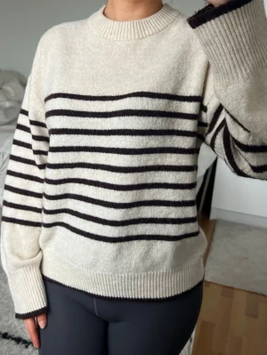 Randig stickad tröja  - Mysig tröja med ränder från h&m Divided. Tröjan har långa ärmar och en rund halsringning. Endast använd en gång <3