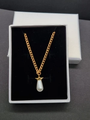 Handgjort halsband  - Stilren halsprydnad inspirerad av Maria Nilsdotter. ☝️Vid köp ingår en extra berlocksom kan bytas ut, då själva hänget är ömtåligt och känsligt för stötar.