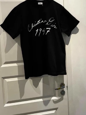 Polo Ralph Lauren T-shirt  - Tjena, säljer denna stilrena, efterfrågade och helt nya T-shirten från Polo Ralph Lauren. Riktigt utmärkt kvalitet och väldigt snygg som passar allt. På T-shirten står det XS men den passar som S. Skriv gärna vid intresse!