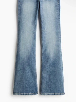 Blå bootcut jeans - Säljer dessa föare jeans från Hm! Köpta för ca ett halvår sen, använda fåtal gånger och inga täcken på användning😊
