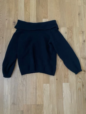 Svart offshoulder stickad tröja XS - Säljer en svart stickad tröja från Cubus i storlek XS. Tröjan har en bred offshoulder-krage och långa ärmar. Perfekt för dig som gillar en enkel men ändå trendig look. Materialet är mjukt och passar bra till kyligare dagar.