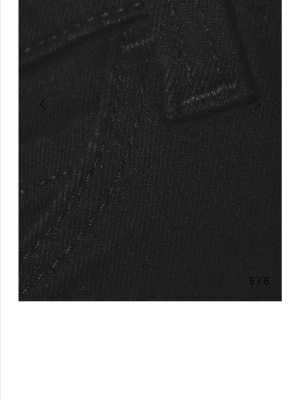 Svarta bootcut jeans från Cheap Monday - Säljer ett par svarta bootcut jeans från Cheap Monday med en snygg lila patch bak. Jeansen har hög midja och är tillverkade i stretchigt bomullsmaterial för skön passform. Klassisk femficksmodell och utsvängda ben som ger en retrovibe. Om ni vill ha egna bilder är det bara att skriva privat så läser jag, storleken passar mig som är xs/s i vanliga fall. Byxorna är näst intill nya, endast använda 2-4 gånger