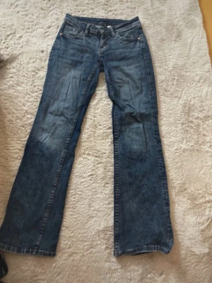 Lågmidjade bootcut jeans - Trendiga lågmidjade bootcut-jeans från H&M. Snygga fickor och perfekt Y2K-stil. Fick knappen på högra sidan saknas, men har knappt märkt då mobilen alltid är där🤍 Använda men i fint skick, köpta här på vinted🪩Säljes för att de är lite för stora, samt att jag köpte ett par nya. Bilder är från förra säljaren🤍 priset kan absolut diskuteras🥰 