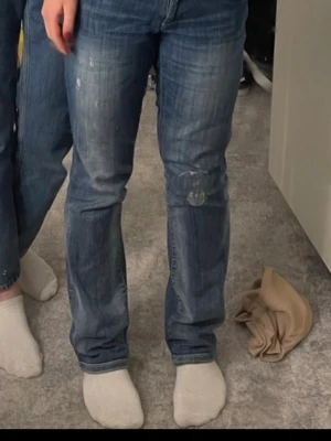 Blå raka jeans från Cecil  - Säljer ett par klassiska blå Cecil jeans med raka ben och normal passform. Jeansen har slitna detaljer och en cool tvätt som ger en avslappnad vibe. Perfekta till sneakers eller boots och funkar året runt.